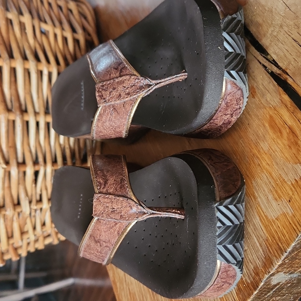 Volatile‎ Tooled Frappachino  Platform Heel Thong Sandal Brown sz 10 Chunky - Picture 2 of 13
